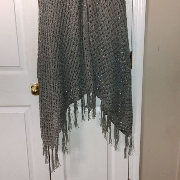 LuLaRoe Mimi Poncho Shawl Wrap Sweater One Size Gray Open Knit Buttons Fringe - Picture 2 of 6